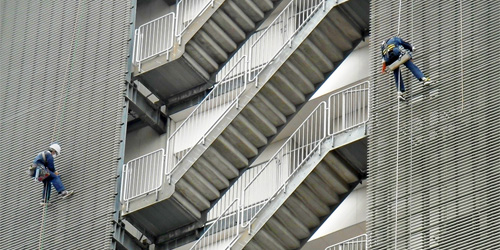 ビル外壁面ルーバー清掃風景2