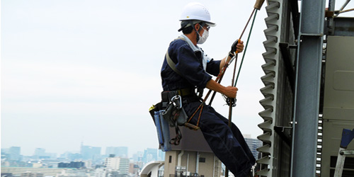 ビル外壁面ルーバー清掃風景3