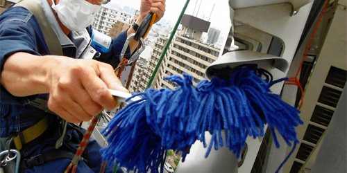 ビル外壁面ルーバー清掃風景4