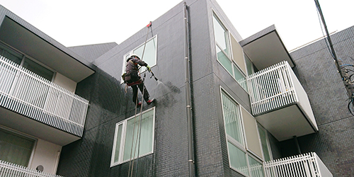 マンション外壁面の高圧洗浄風景1
