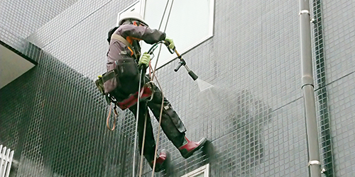 マンション外壁面の高圧洗浄風景2