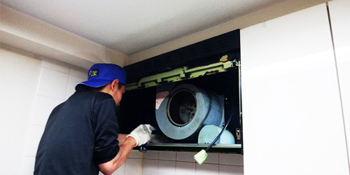 室内レンジフード清掃作業風景1