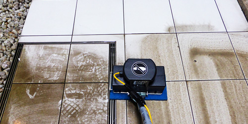 石材コケ除去清掃作業風景2