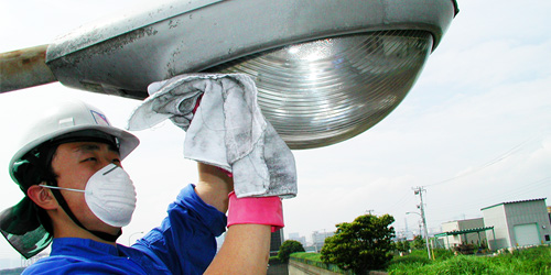 高所照明器具清掃風景2