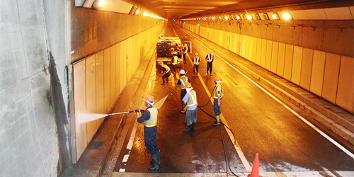 トンネル内壁面清掃風景1
