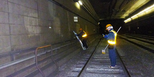 地下鉄運転標識清掃風景1