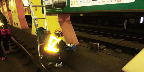 地下鉄運転標識清掃風景2
